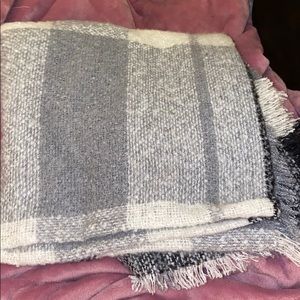 Women’s plaid blanket scarf